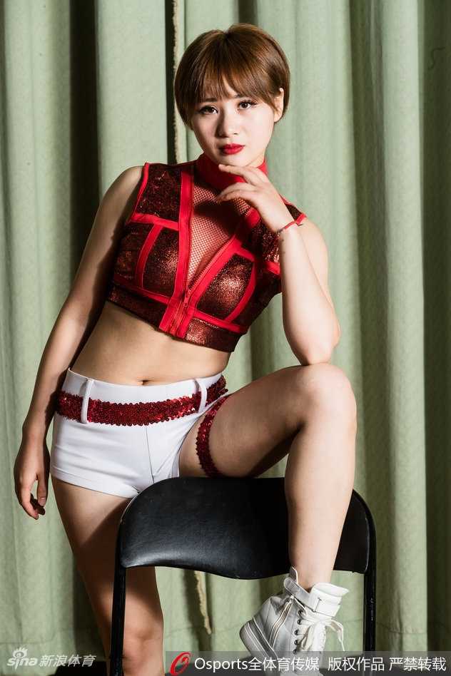 特写镜头捕捉到宝贝的自信微笑，深V剪裁衬托出优美锁骨，背景虚化中仿佛能听见新赛季开场哨响前的律动。