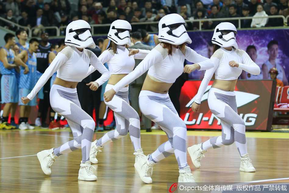 江苏肯帝亚篮球宝贝化身科幻星际战士，银色铠甲在球场灯光下闪耀，瞬间点燃全场热情。