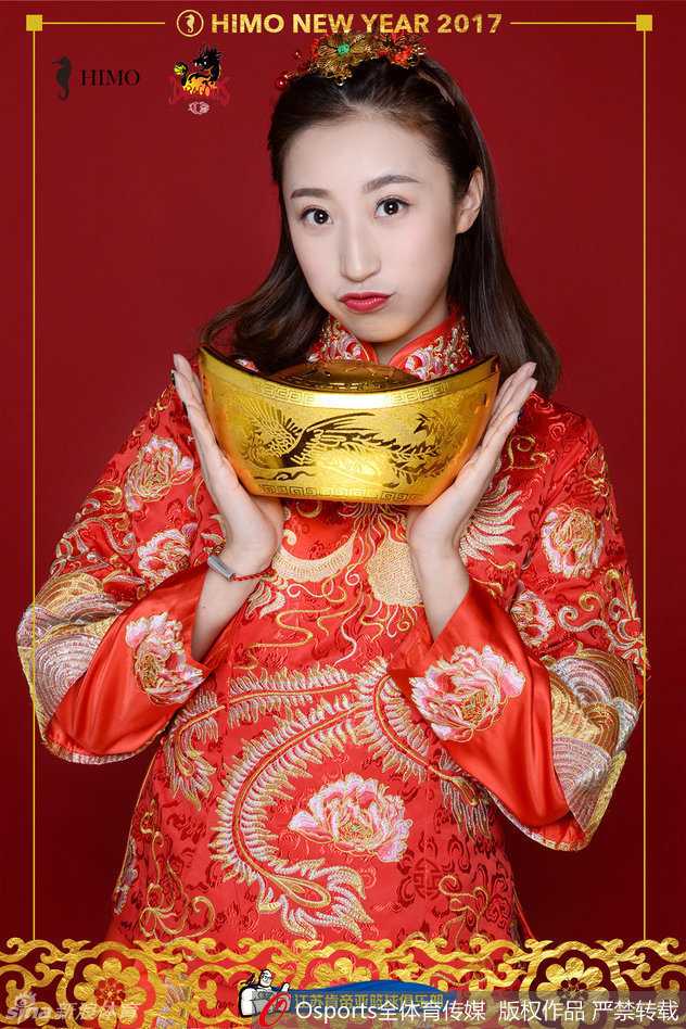 这张照片中，宝贝们集体亮相，排列成行。她们有的俏皮眨眼，有的挥手致意，色彩斑斓的民俗盛装连成一片喜庆的海洋，仿佛正通过镜头向所有观众大声喊出“新年快乐”！