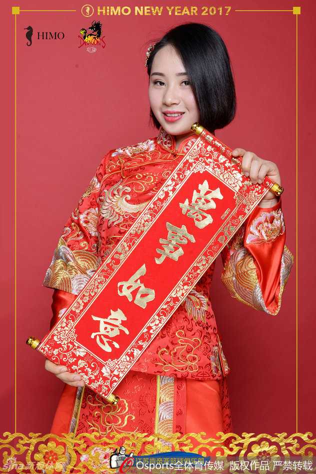 两位宝贝亲密相依，她们身上的民俗服饰细节丰富，刺绣精美。一人手持传统的拨浪鼓，一人轻摇团扇，眼神中流露出少女的娇憨与对新春的无限憧憬，画面充满了故事感。