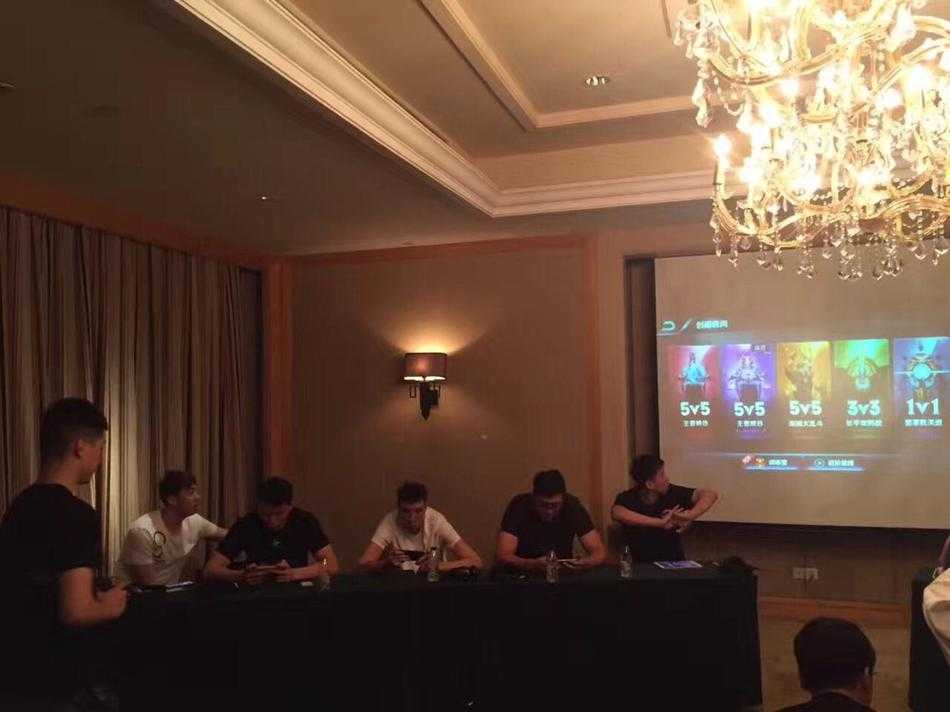 王者峡谷的战场上,五名英雄集结完毕,激烈的团战一触即发,技能特效的光芒照亮了地图,仿佛预示着江苏肯帝亚在电竞领域掀起的全新风暴。