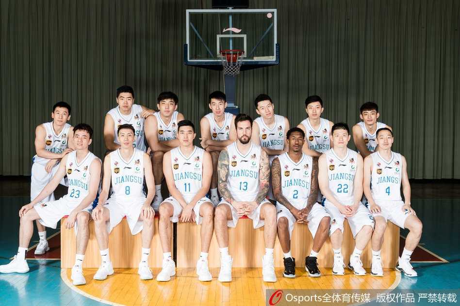 全体成员在镜头前定格下新赛季的昂扬斗志，这张全家福见证了一支平民球队蜕变为联盟最强黑马的起点，也承载了江苏篮球复兴的希望。