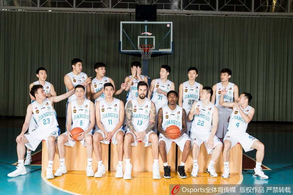 老将易立带领着一众本土悍将直面镜头，他的身上流淌着江苏篮球的血液，即便岁月流转，他依然是这支青年军最可靠的定海神针。