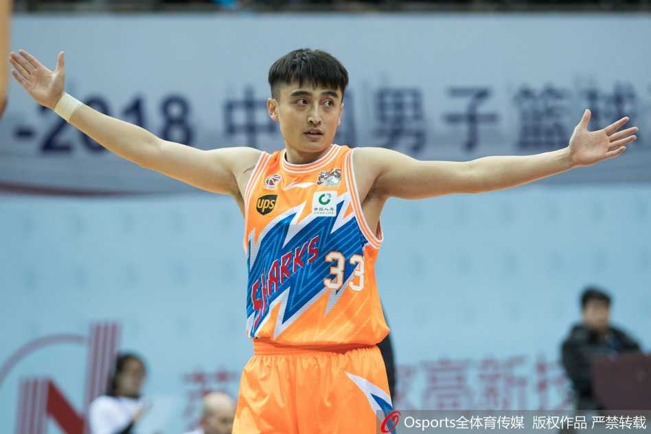 史鸿飞命中关键三分后握拳怒吼，队友纷纷冲上前来，庆祝这记价值千金的远投。