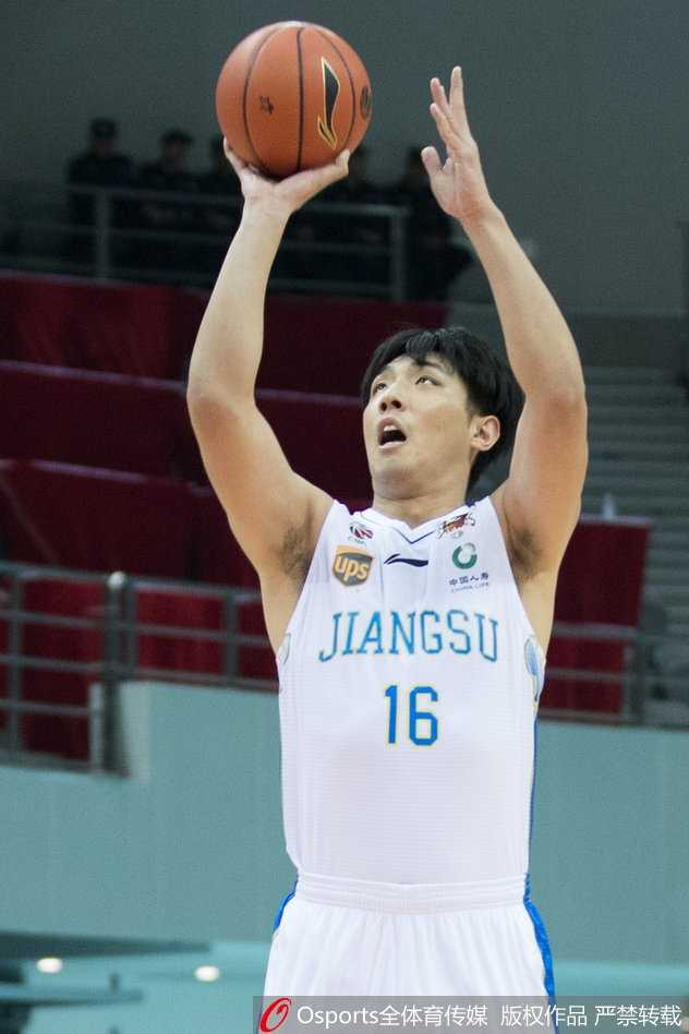 拉杜利察在三人包夹中强行摘下篮板，肌肉碰撞的瞬间，彰显着篮下巨无霸的霸气。