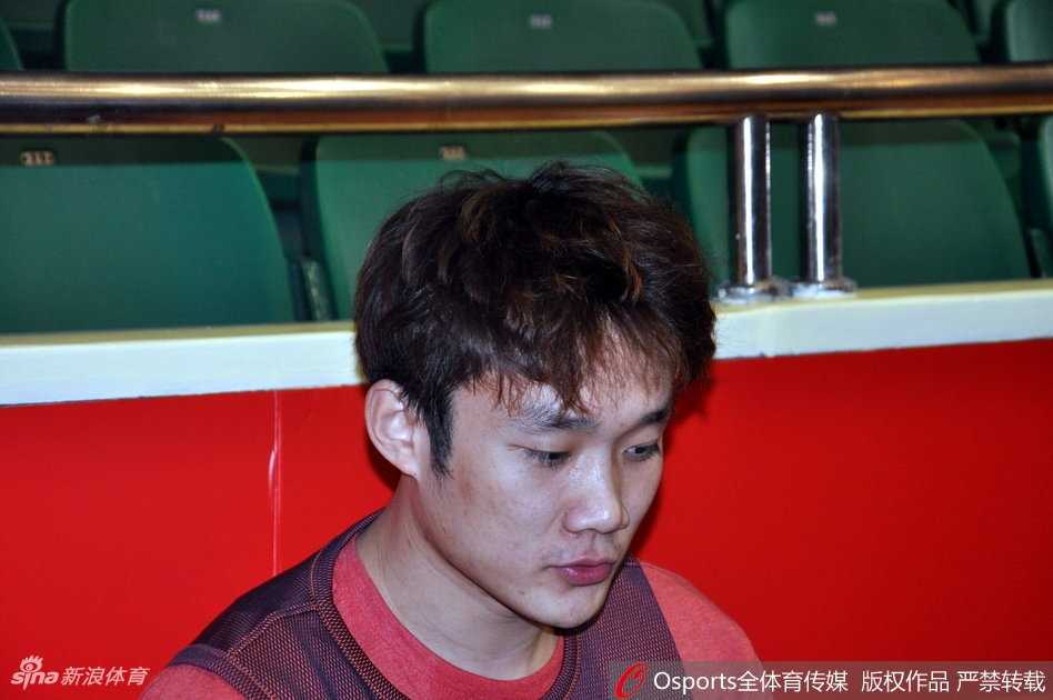 山东男篮球员在训练中眼神专注，汗水洒落在地板上，展现出为备战新赛季付出的艰辛努力。