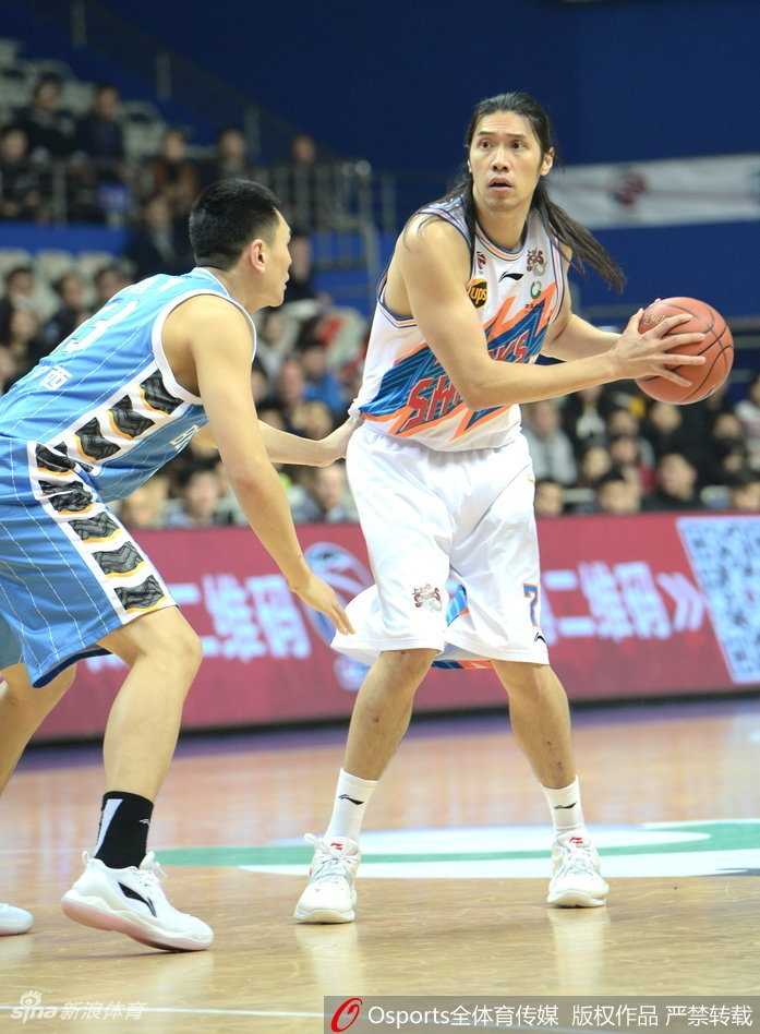 弗雷戴特在翟晓川头上强行出手，皮球划出一道美丽的弧线，仿佛带着复仇的火焰穿网而过。