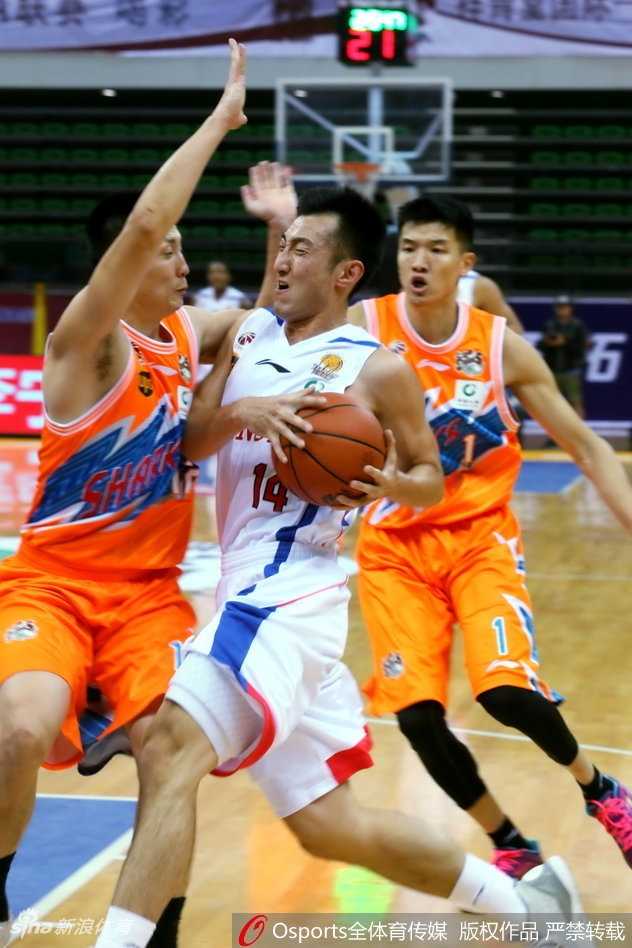 上海队后卫罗汉琛如闪电般突破天津队防线，在空中与防守球员发生身体接触后，依然顽强地将球抛向篮筐，动作充满张力。