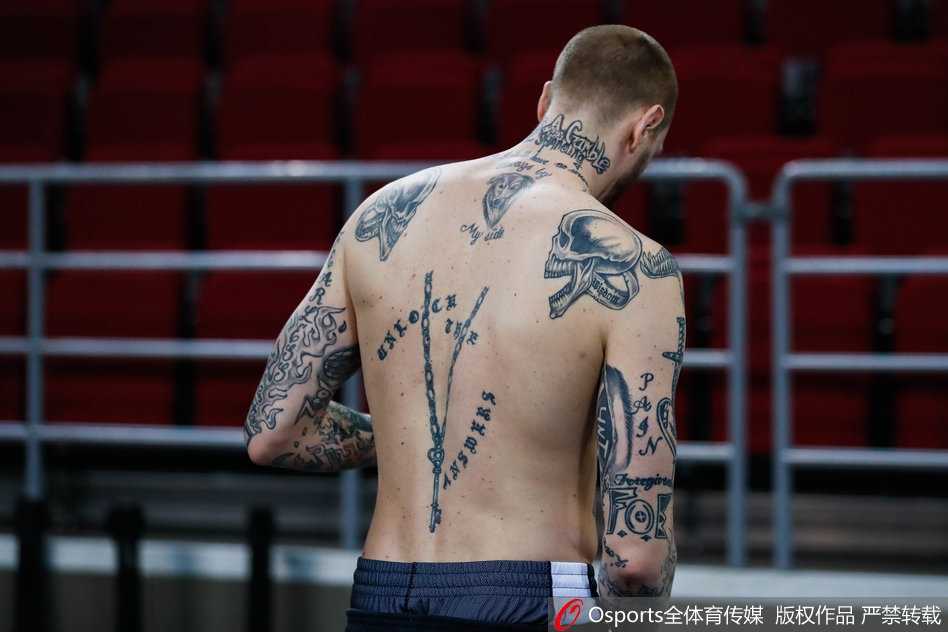 全队训练结束后围成一圈，手臂相搭彼此鼓劲，团结的气势仿佛要将训练馆的屋顶掀翻，迎接即将到来的恶战。