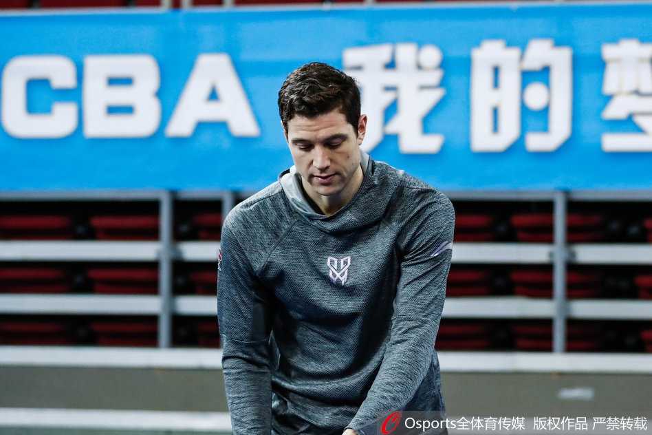 蔡亮在三分线外接球就投，出手瞬间皮球离开指尖，划过一道优美的弧线飞向篮筐，点燃场边替补席的期待。