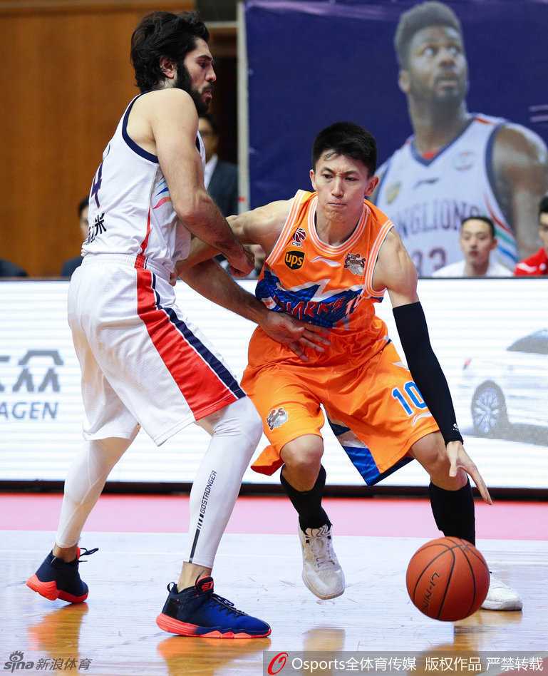 四川队外援迪奥古在重重包围中强行上篮，展现出惊人的核心力量和得分决心