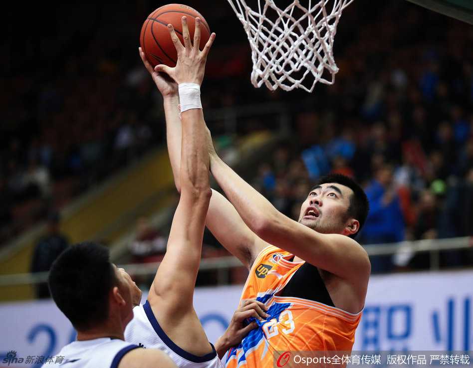 上海队擎天柱张兆旭在四川内线巨塔哈达迪头顶强硬进攻，肌肉碰撞的火花清晰可见
