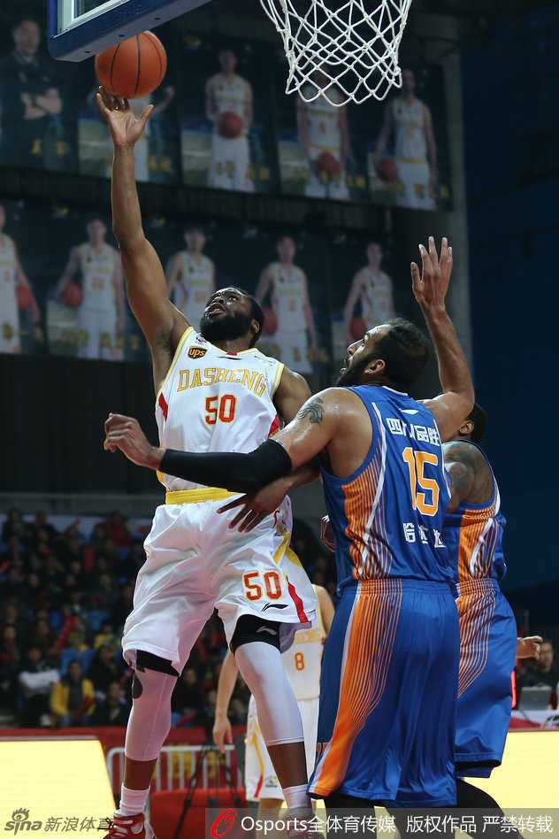 八一队新星邹雨宸迎着防守高高跃起，完成一记技惊四座的篮下跳投，青春力量势不可挡