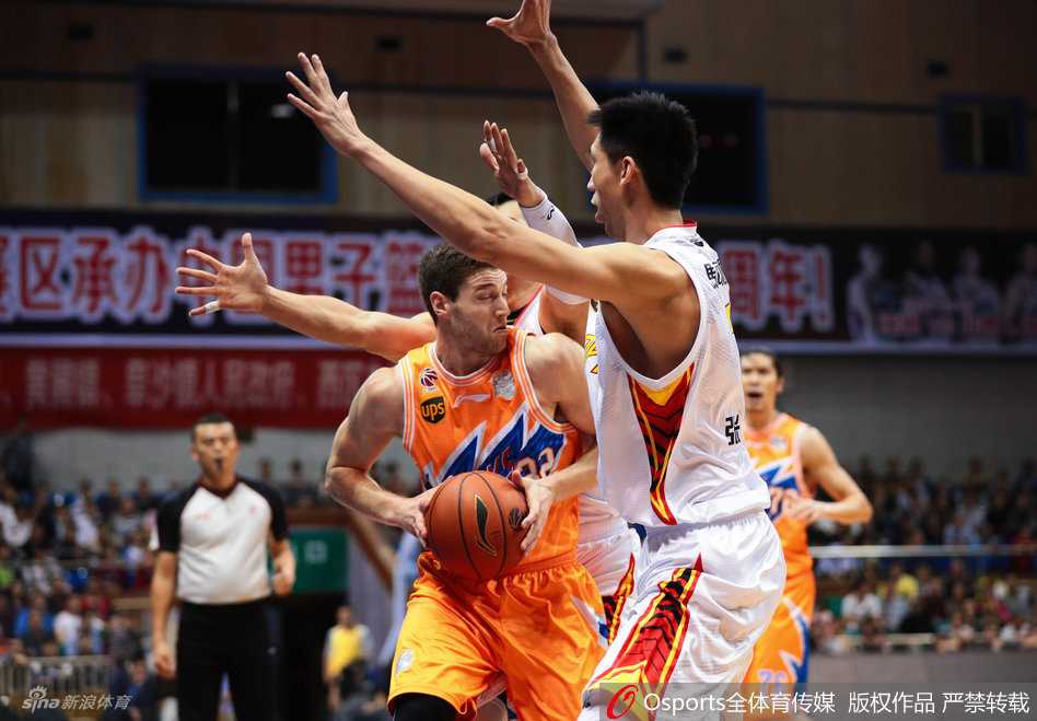 上海队核心弗雷戴特遭遇山东队球员睢冉与队友的严密包夹，他在人缝中努力护球，试图寻找传球或投篮的机会。