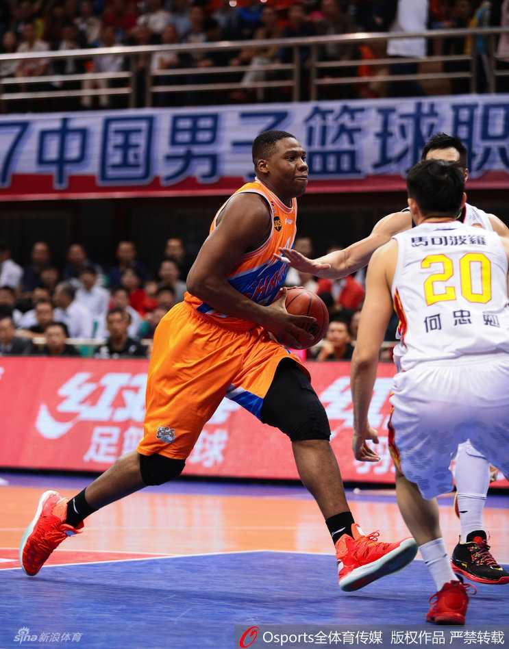 山东队外援泰勒完成一次精彩的进攻或防守后，兴奋地挥拳怒吼，面部表情充满激情与斗志，带动全场气氛。