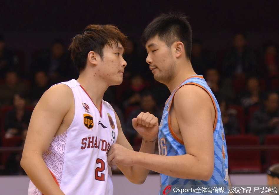 莫泰尤纳斯轻松拿下新疆队利马，梦幻脚步勾手命中，展现了欧洲内线的细腻技术。