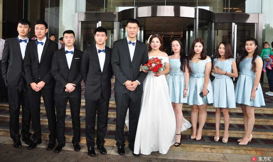 新郎吴轲身着笔挺西装，与身披唯美婚纱的妻子井毅甜蜜相依，两人脸上洋溢着藏不住的幸福笑容，仿佛整个世界都为他们的爱情静止。