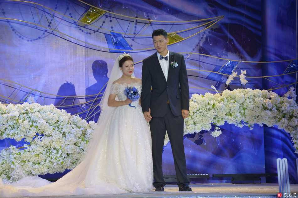 婚礼上最催泪的一幕，吴轲与妻子深情凝望爱子“十五”，小家伙手拿钻戒懵懂登场，吴轲温柔低头亲吻儿子，画面溢满浓浓的亲情与爱意。