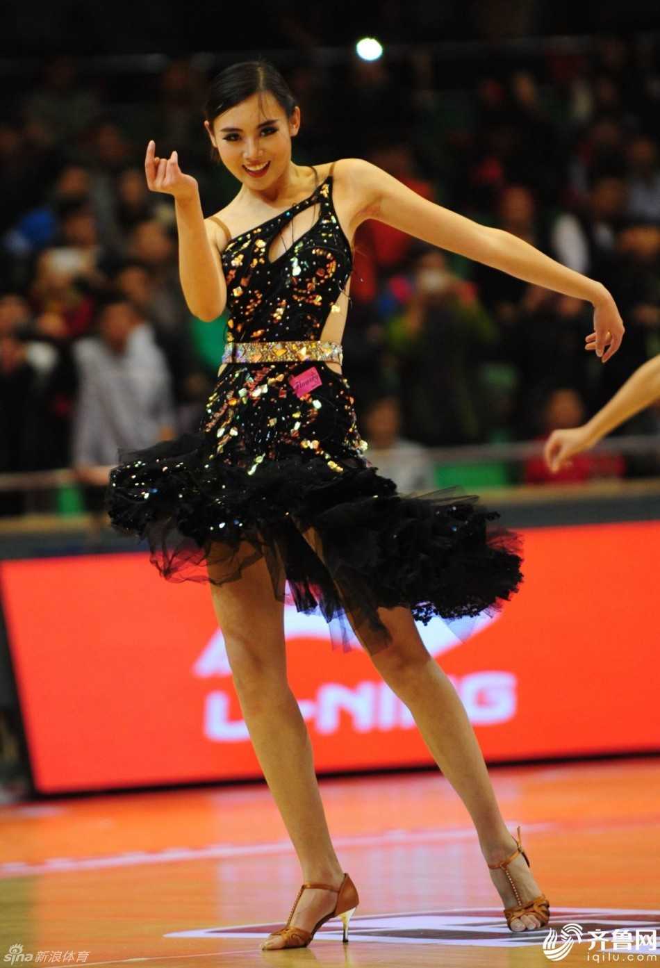 表演间歇，一位啦啦队员回眸一笑，汗水在脸颊上闪着光，尽显健康活力与青春气息