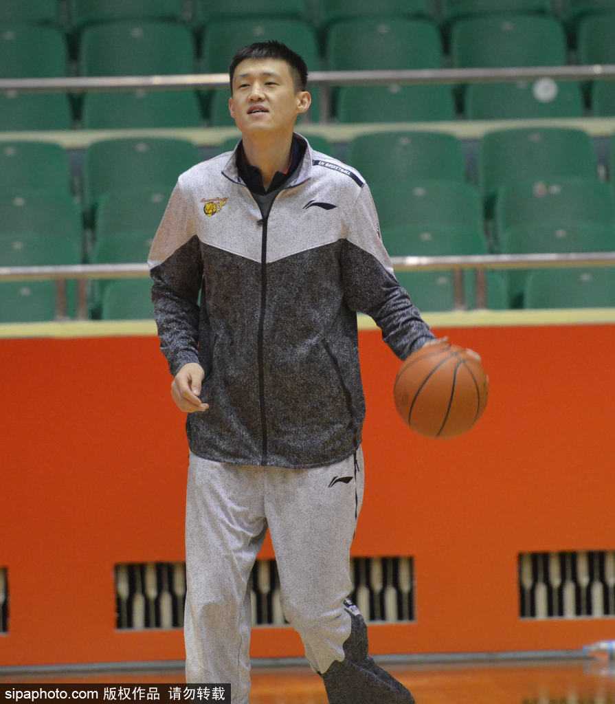 易建联在山东客场的训练中目光坚毅，热身拉伸一丝不苟，作为球队的定海神针，他的每一次蓄力都预示着内线的绝对统治力。