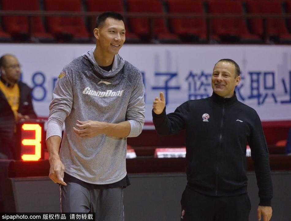 年轻后卫在训练中奋力突破，尽管满脸汗水，眼神中却充满了对胜利的渴望和初生牛犊不怕虎的锐气。