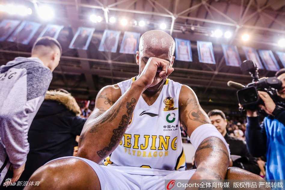 硬汉柔情泪满襟，马布里在退役仪式上难掩激动情绪，热泪顺着脸颊滑落，这一刻他不再是球场上的钢铁战士，而是一个充满感激的游子。