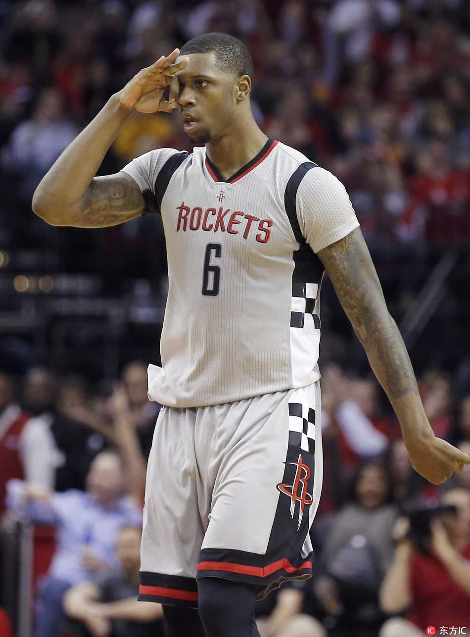 在火箭队时期，琼斯在比赛中高高跃起，试图封盖对手的投篮，眼神中透露出NBA赛场所锤炼出的防守专注与血性。