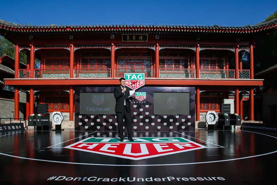 三位通过选秀进入CBA的年轻新秀刘鸿博、惠龙儿和周仪翔并肩而立，他们脸上洋溢着自信的微笑，眼神中透露出对即将开始的职业生涯的憧憬，这是中国篮球新生代力量的第一次集体亮相。