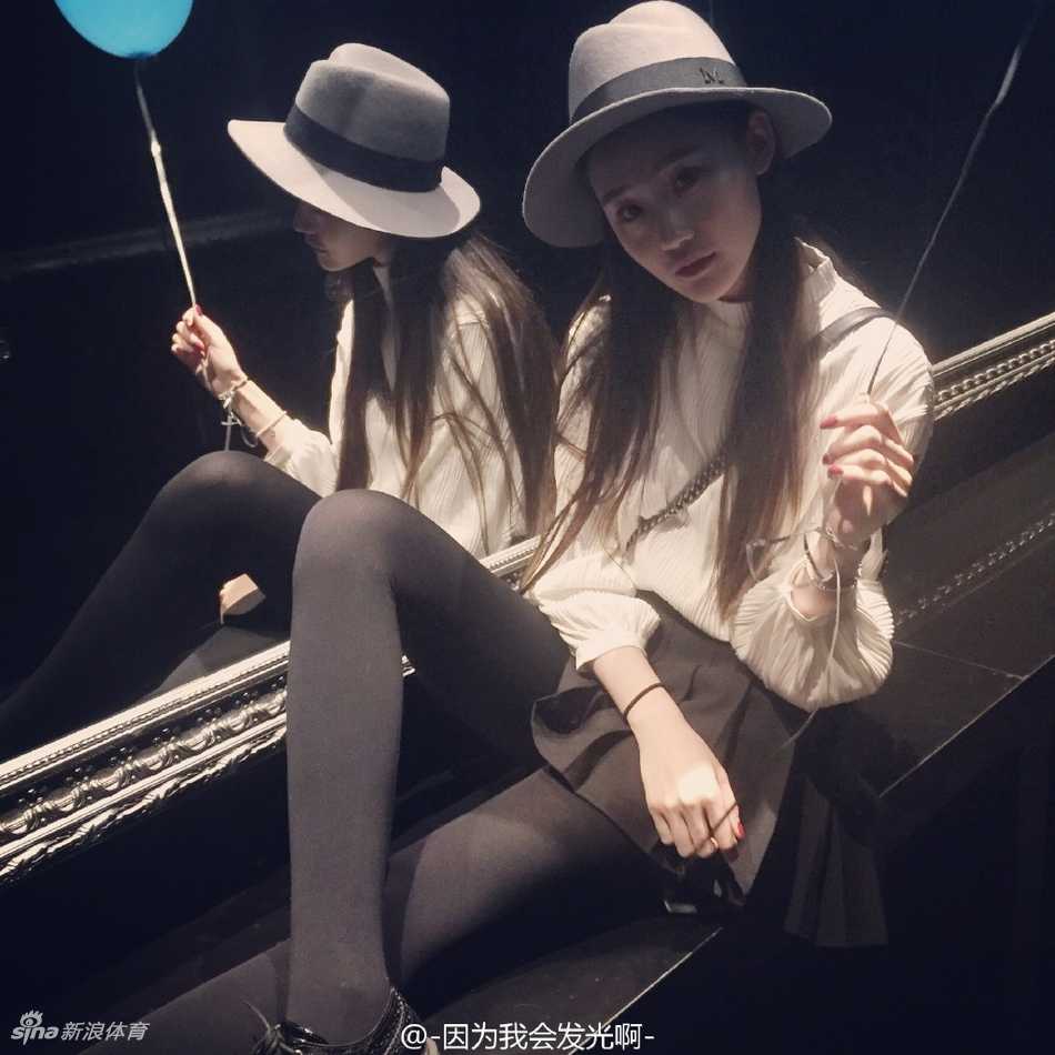 阳光洒在杨诗尹娇艳的面容上，她穿着充满运动风格的装扮，一双长腿在光影下显得格外迷人，展现出健康活力的青春气息。