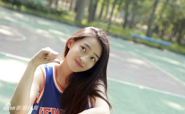 阳光洒在王艺诺的脸上，她穿着复古风格的休闲装扮，在泳池边做出俏皮的比心手势，眼神灵动，嘴角上扬的弧度透着一股刁蛮又可爱的少女气息。