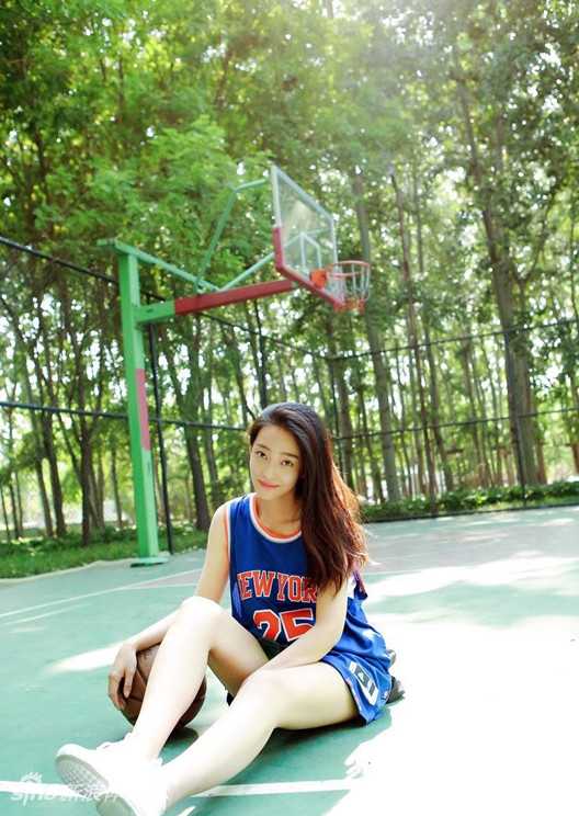 复古风格的泳池边，王艺诺身着休闲球衣，微微侧身看向镜头，神情中带着一丝傲娇与挑衅，仿佛在说“来呀，看什么呢？”，整体氛围轻松又俏皮。