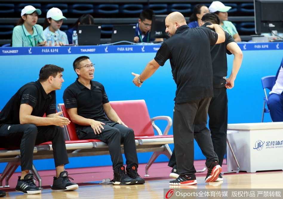 内线肉搏战！许钟豪与北京队员篮下卡位，肌肉碰撞仿佛迸发出火花，寸土必争。