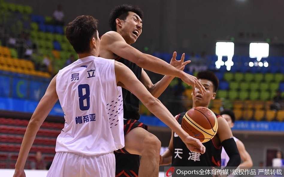 天津队年轻后卫赵睿持球快速突破，犹如一把尖刀直插江苏队的腹地。