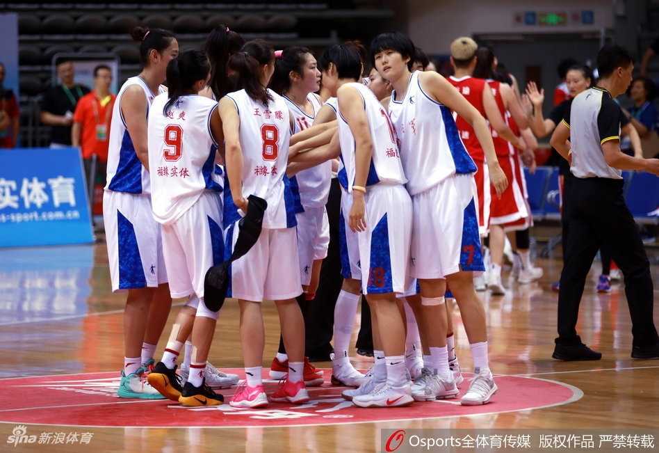 天津队吴迪运球突破上海队防线，灵动的身姿如同球场精灵，独得30分却难阻球队失利。