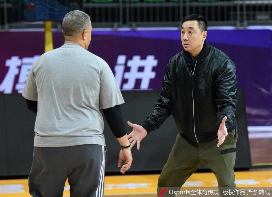 天津队球员们围成一圈，休利站在圈中央挥动着手臂进行战前动员，气氛紧张而热烈。