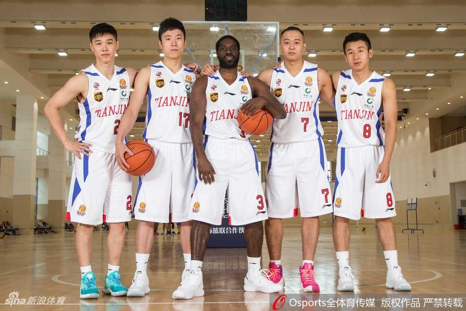 史仪运球组织进攻，眼神灵动，他将号码改为22号寓意加倍努力，新赛季这位年轻后卫将承担更多组织重任