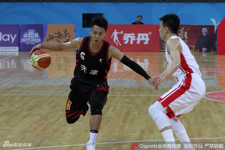 天津队后卫赵睿运球强行突破，他肌肉紧绷，眼神坚毅，对面两名解放军球员形成夹击之势，空气中弥漫着对抗的火药味。