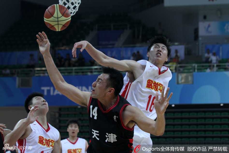 终场哨响，解放军球员们紧紧拥抱在一起，汗水与泪水交织，庆祝这场来之不易的险胜，场边的计分牌定格在73比72。