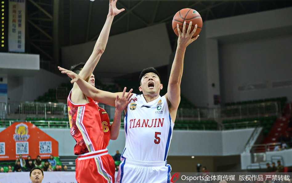 八一队年轻中锋付豪在天津队内线徐磊的紧贴防守下，利用灵活的脚步勾手投篮。