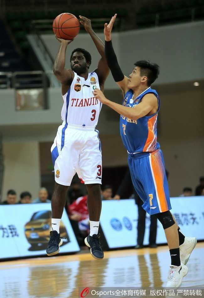 天津神射手张智涵外线接球，面对扑防的四川队员毫无惧色，手腕轻抖，篮球划出一道彩虹直钻网窝。