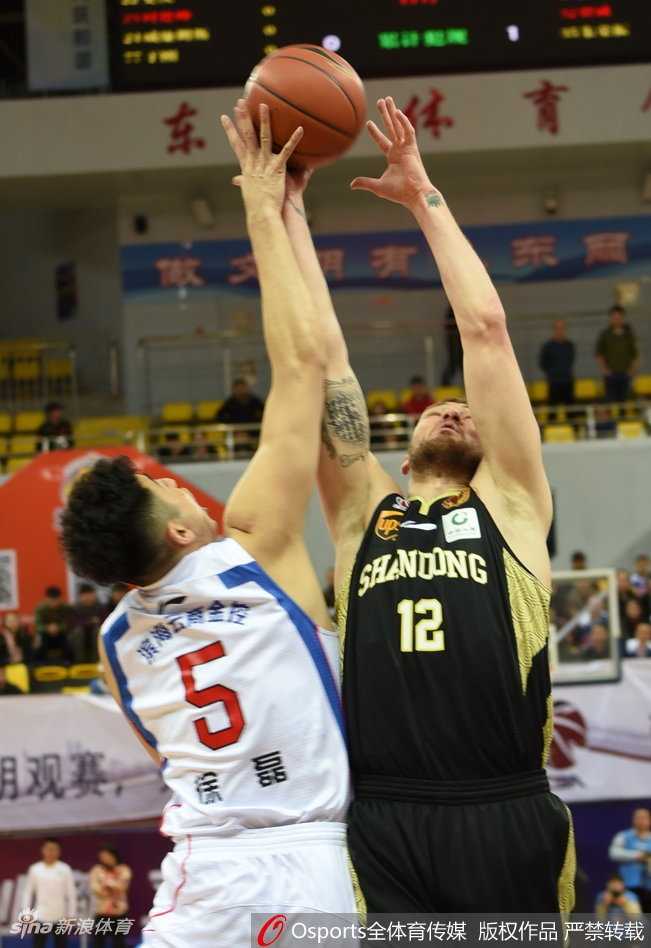 小将金鑫在突破后面对山东队的严密防守，毫无惧色地强行上篮，在空中与防守球员发生身体对抗后依然将球打进，展现出初生牛犊不怕虎的锐气。