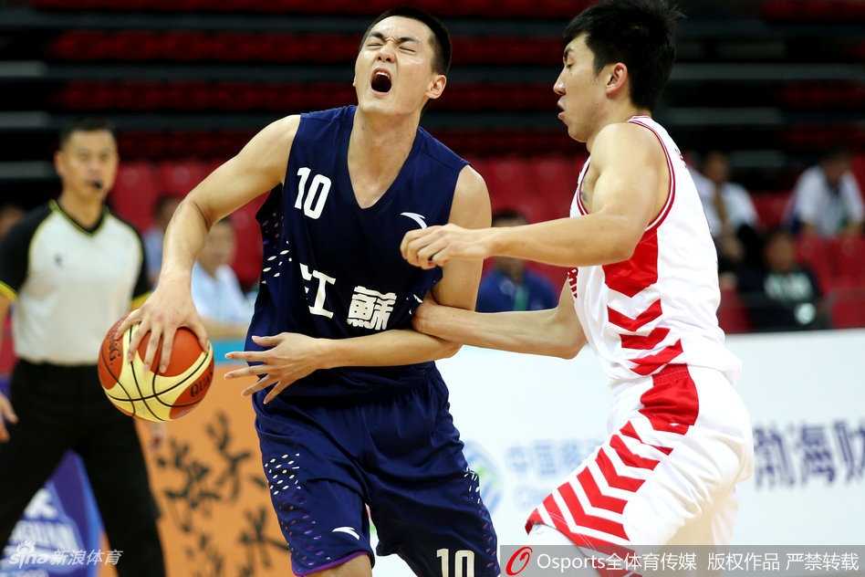 北京队朱彦西在解放军球员严密防守下起跳出手，他的眼神凝视着远方的篮筐，指尖轻柔地拨出篮球，三分球应声入网瞬间点燃了全场激情。