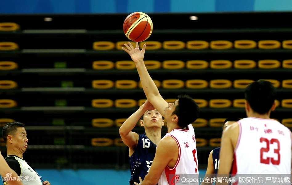 天津队球员时德帅在江苏队内线群中高高跃起，双臂如猿猴般舒展，强硬摘下一个前场篮板，眼神中满是对胜利的渴望。
