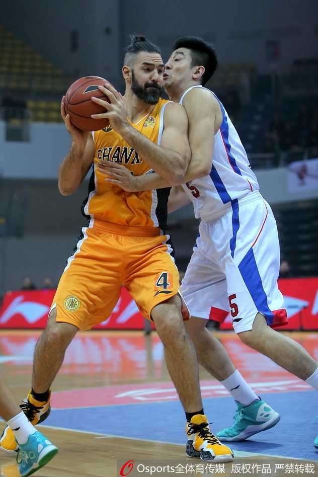 山西神射手李敬宇在底角冷静出手，皮球越过防守者的指尖，他的眼神笃定，仿佛早已预料到篮球空心入网的声音。