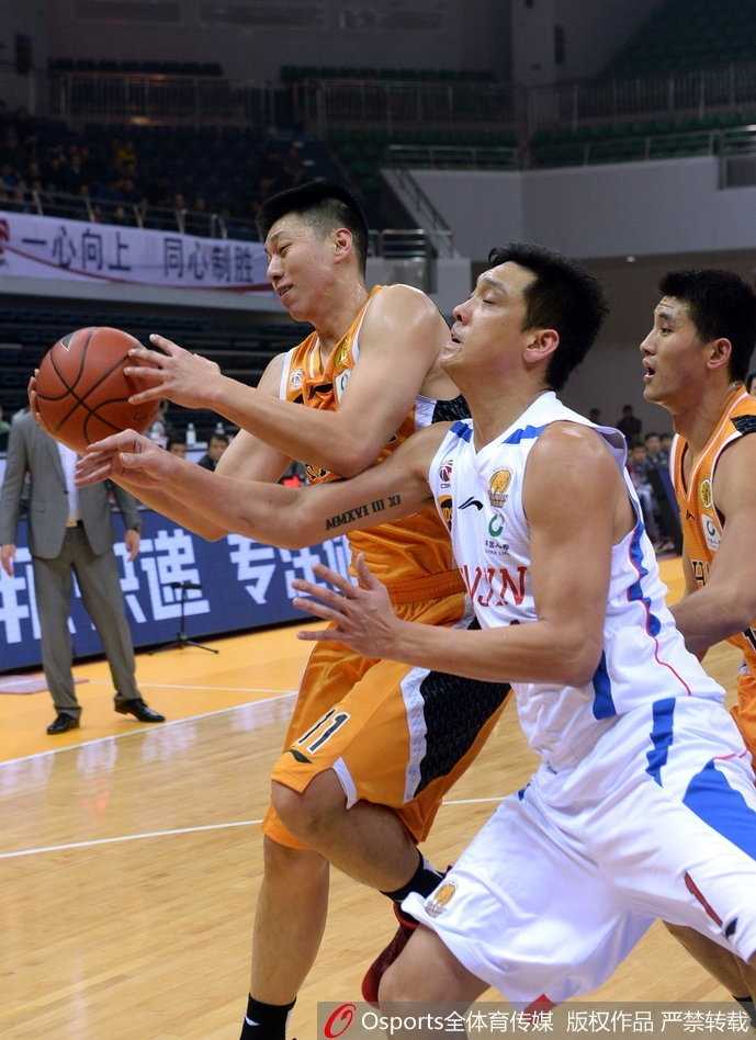 田垒外线接球后旱地拔葱，出手瞬间手指轻轻指向天空，皮球在空中划出一道美丽的彩虹直钻网窝。