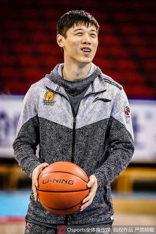 德里克·威廉姆斯完成一次漂亮的转身跳投，篮球在空中划出一道彩虹弧线，背景是虚化的训练场馆，这一刻他仿佛回到了昔日的NBA赛场。