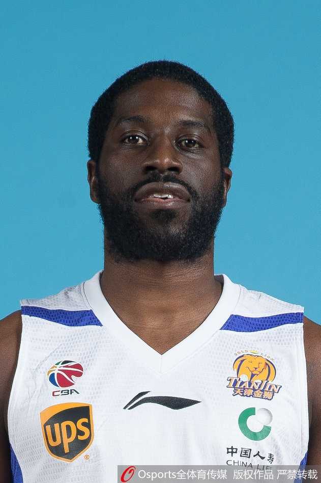 主教练徐贵军在场边运筹帷幄，目光坚毅地指挥着比赛，他的战术布置是这支年轻球队的定海神针。