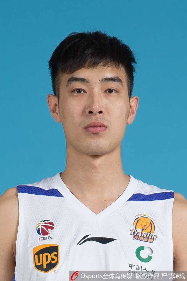 本土核心张智涵外线持球，面对防守人坚决出手三分，皮球在空中划出一道完美的弧线直钻网心。