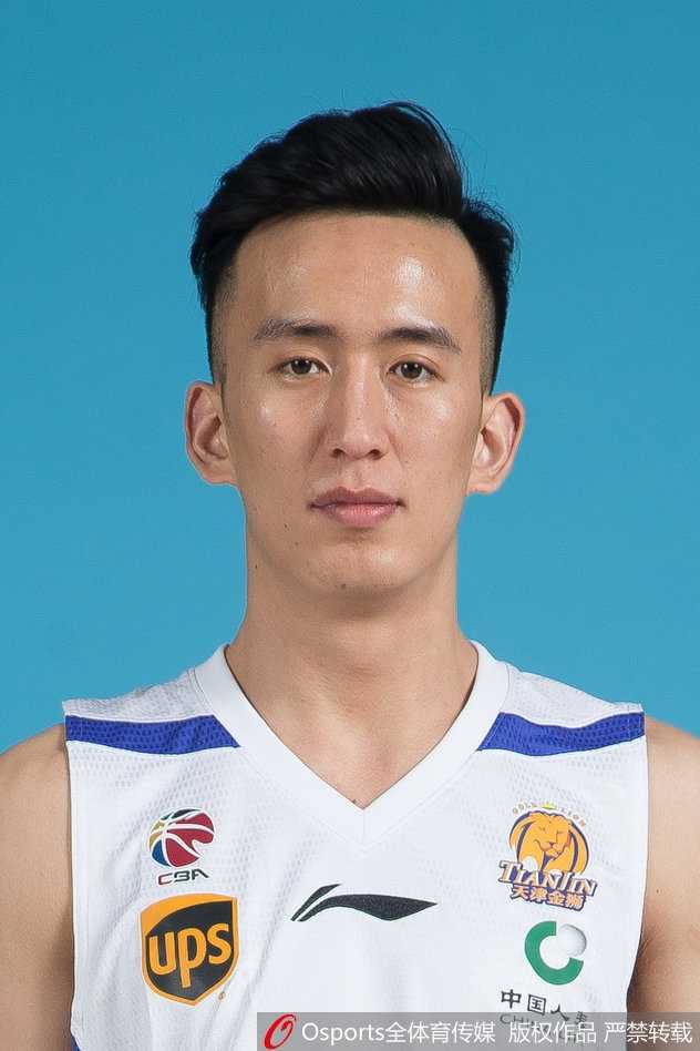 年轻后卫李荣培面对紧逼防守，冷静地护住球寻找战机，眼神中透露出与年龄不相符的成熟与坚毅。