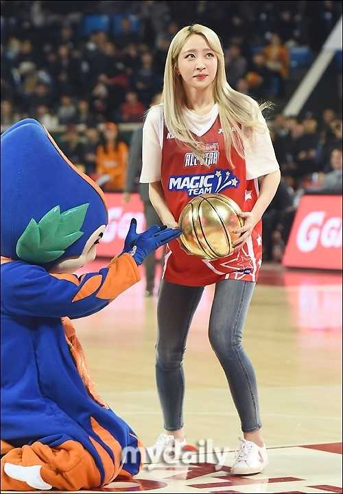 在球场中央的聚光灯下，EXID成员率智身着亮片短裙，以一个充满力量感的定点动作望向镜头，飞扬的发丝和自信的笑容，定格了舞台上的闪耀瞬间。